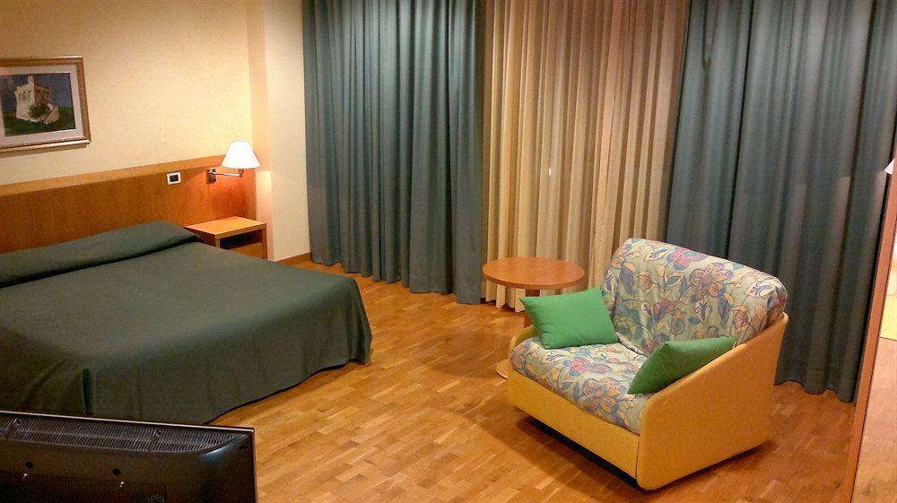 Tursport Lejlighedshotel Taranto Eksteriør billede