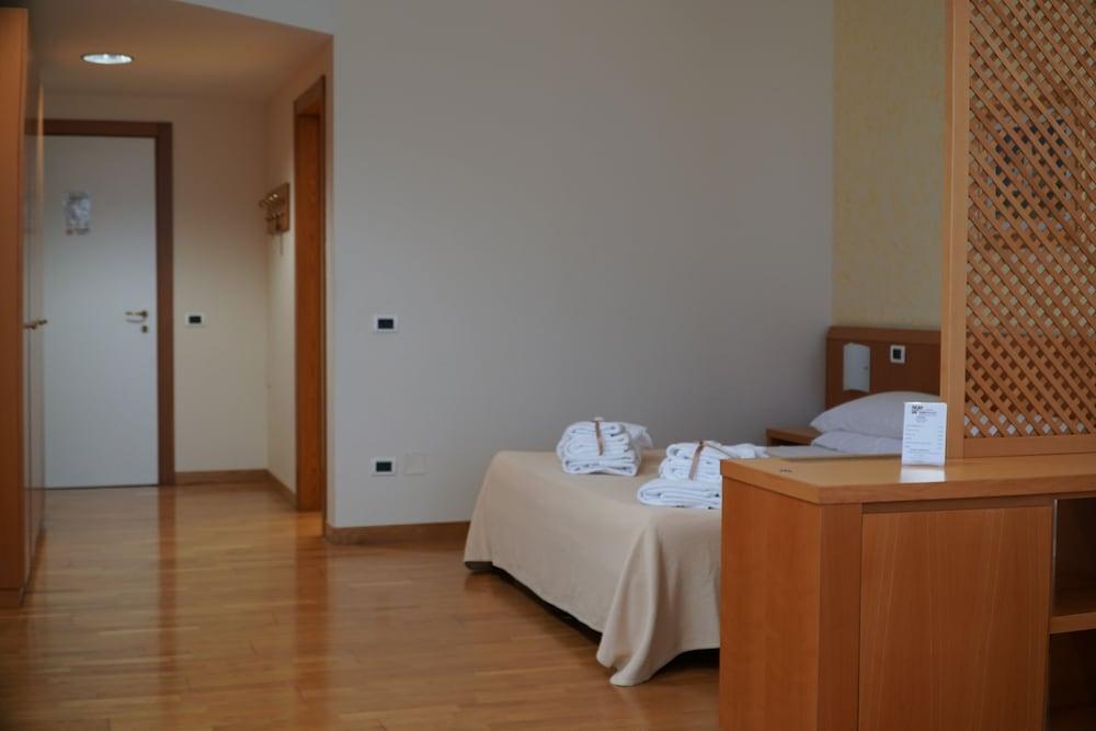 Tursport Lejlighedshotel Taranto Eksteriør billede